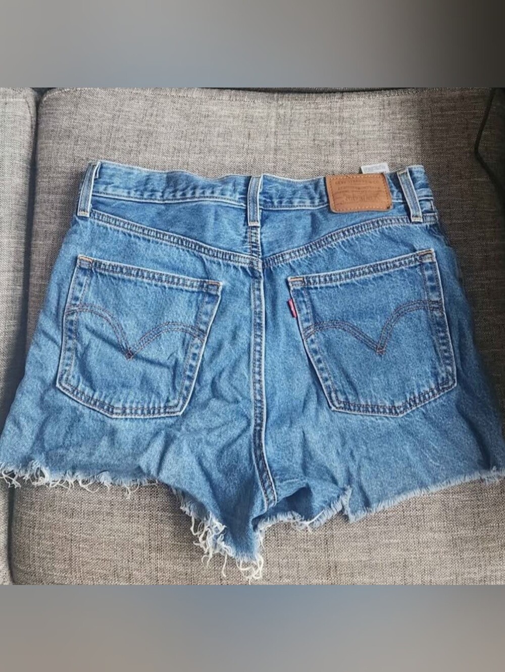 Levis Ribcage Shorts - Picture 2 of 3